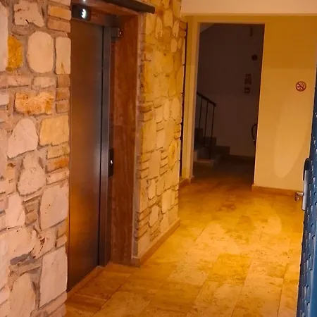 Apartment Superb Flat With Balcony Near Hadrian's Gate